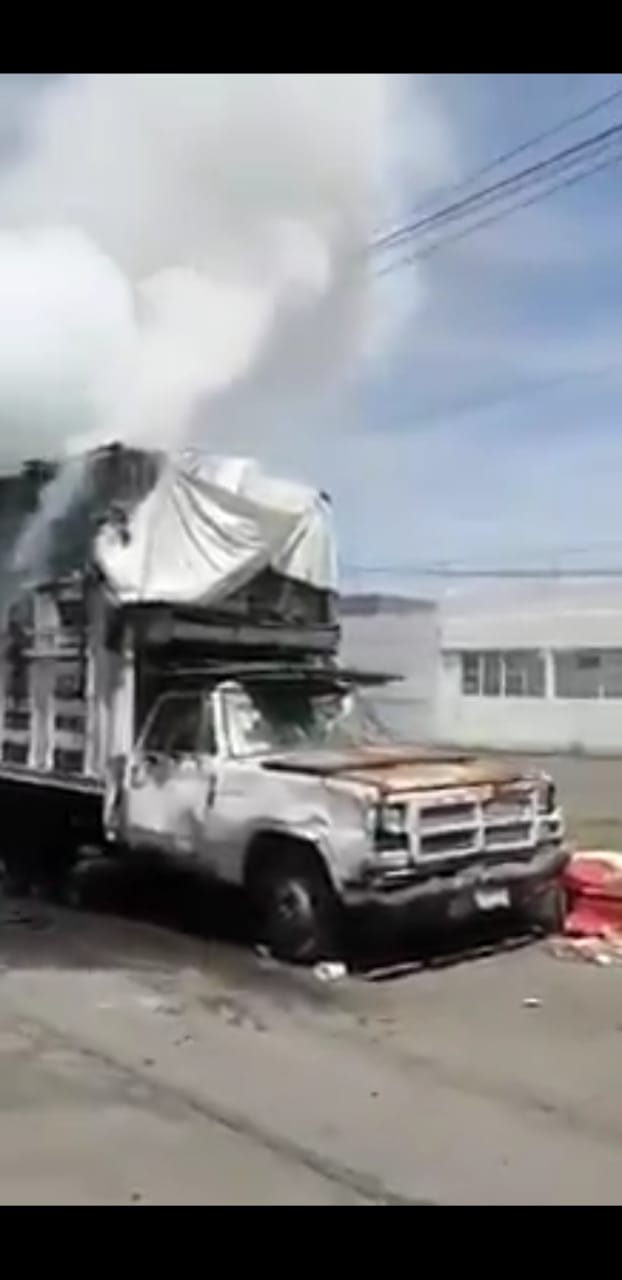 Video desde Puebla: Arde camioneta en la Central de Abasto