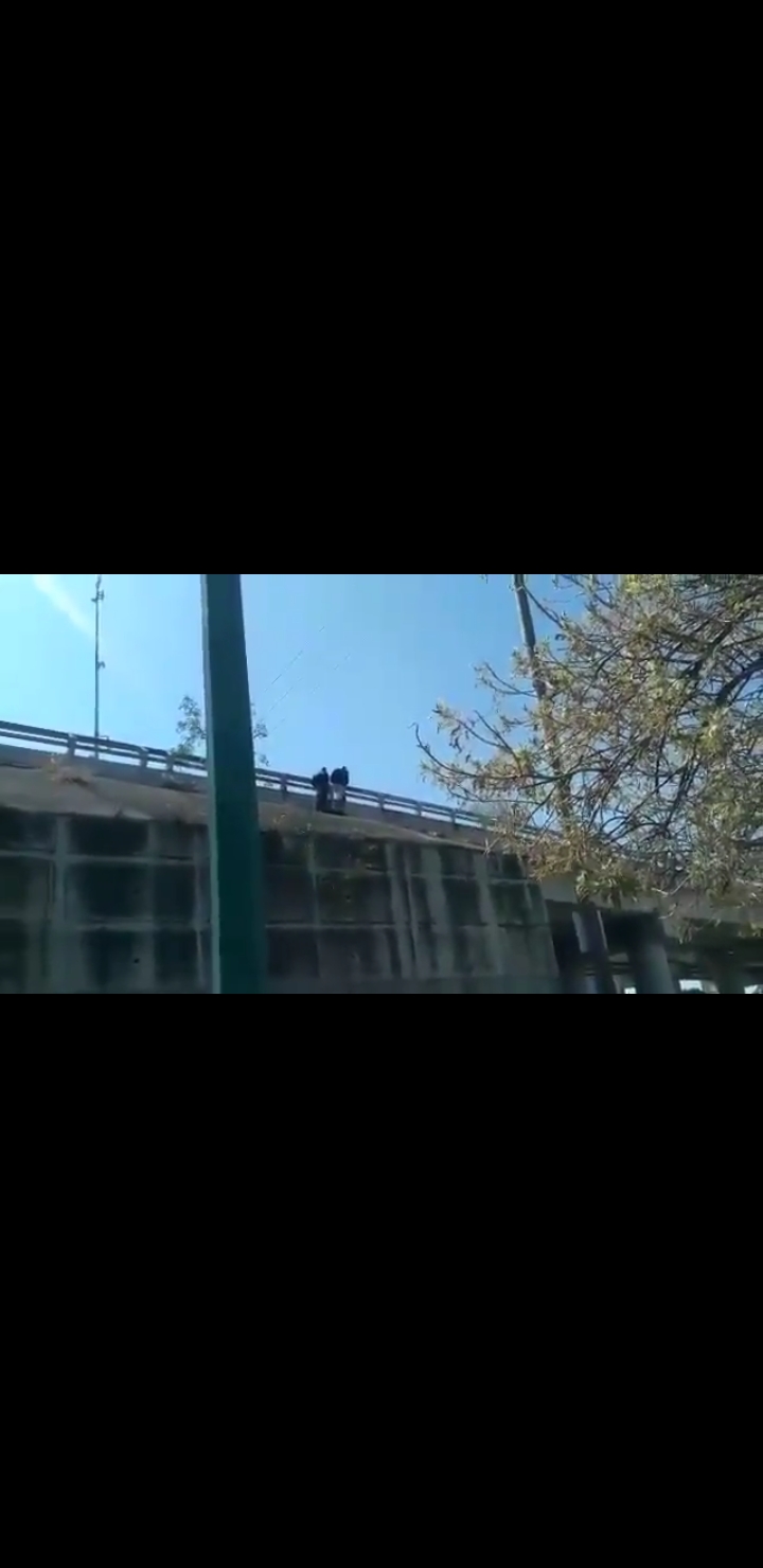 Video desde Puebla: Fotonota de la Policía municipal que impide suicidio de joven de 15 años en el periférico