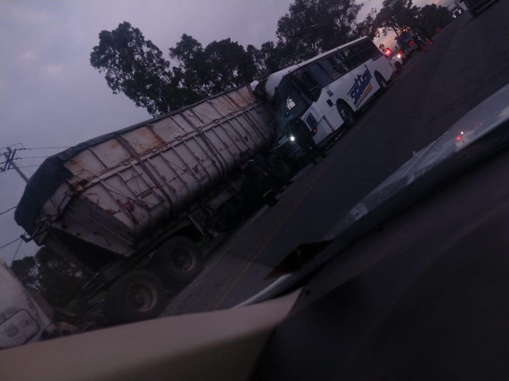 Autobús de la línea Settepi choca contra camión en la federal a Atlixco; un lesionado