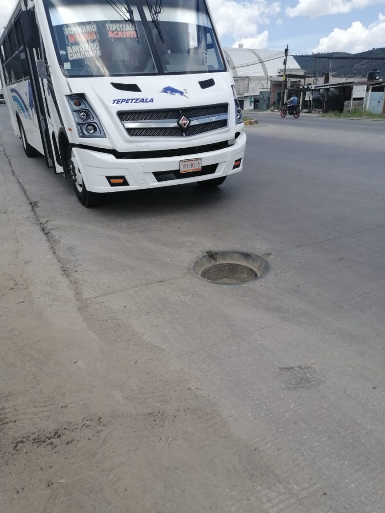 Ayuntamiento de Amozoc deja alcantarillas abiertas en el bulevar Chachapa-Amozoc