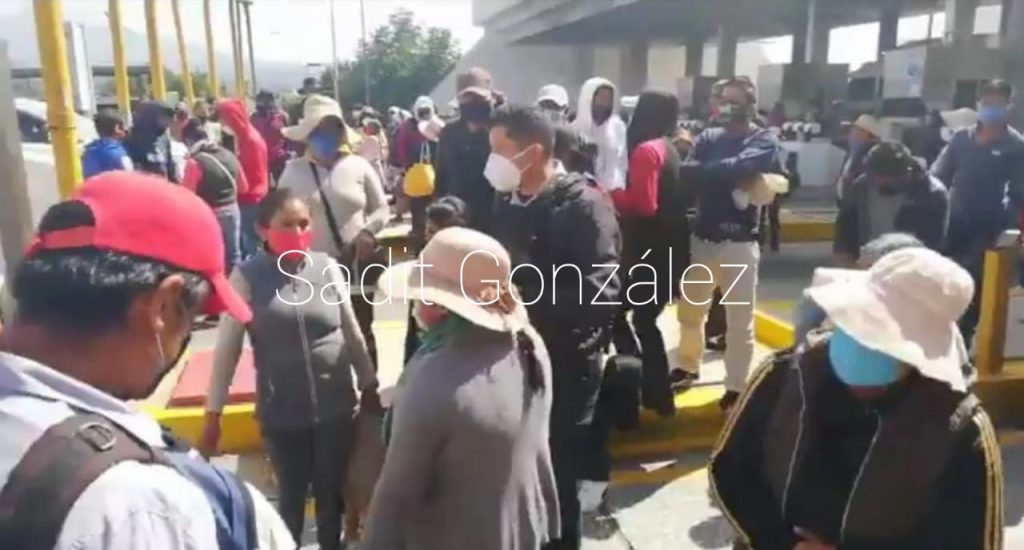 Video desde Puebla: Vecinos de Canoa bloquean la caseta de Amozoc