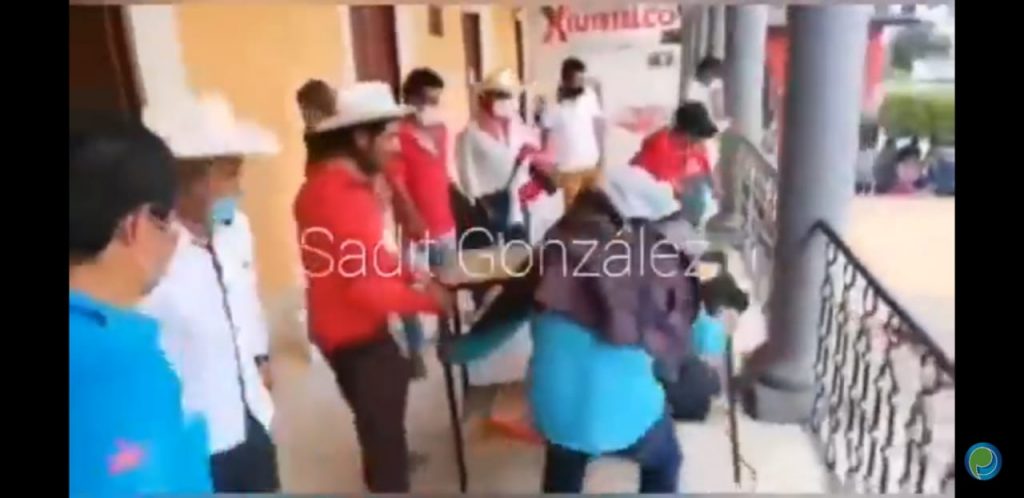 Video desde Puebla: Vecinos de Xiutetelco protestan y queman mobiliario de la presidencia