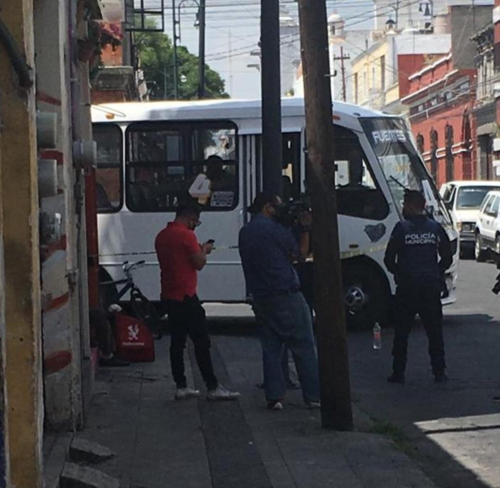 Microbús de la Ruta 4 atropella a repartidor de Sin Delantal