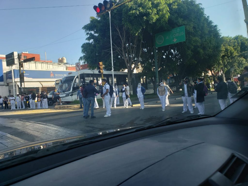 Alumnos de la Universidad Angelópolis exigen plazas durante manifestación