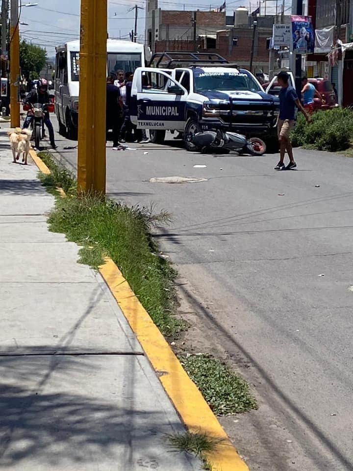 Policías municipales de Texmelucan atropellan a motociclista y golpean al conductor de transporte público que los grabó