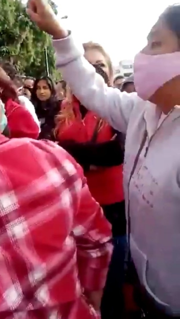 Video desde Puebla: Padres de familia protestan por las cuotas fijadas en la Técnica 51, de la Unidad Habitacional Volkswagen, para inscribir a sus hijos