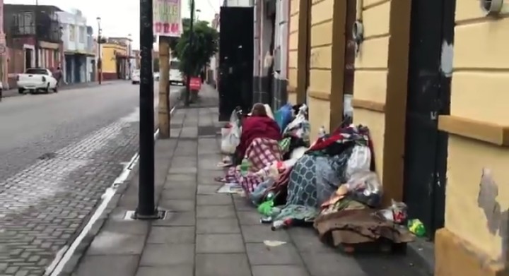 Video desde Puebla: Anciana de 70 años es echada a la calle por su propio sobrino