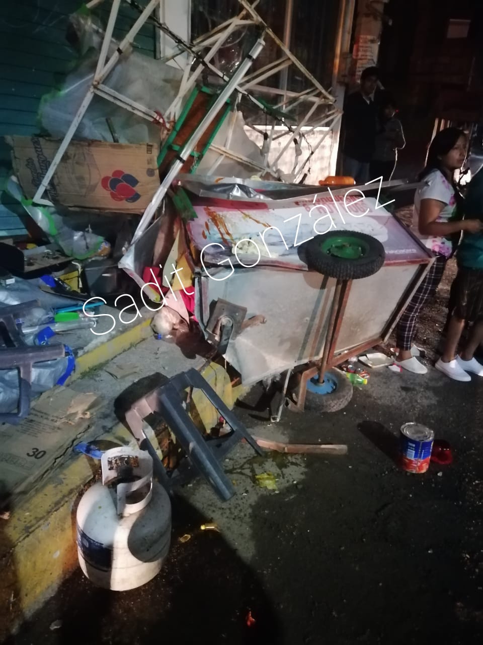 Video desde Puebla: Empistolados se roban una camioneta y al darse a la fuga se estampan y destrozan carrito de Hot dogs en Chachapa.