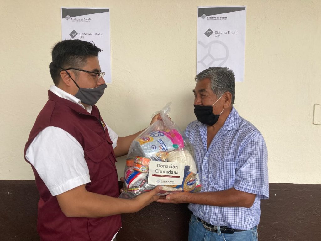 Empacadores de la tercera edad reciben despensas del Sedif