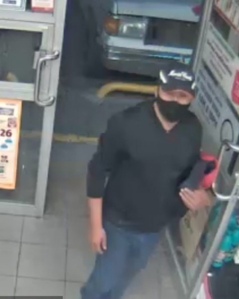 Con arma blanca, rateros asaltan Oxxo Del Valle