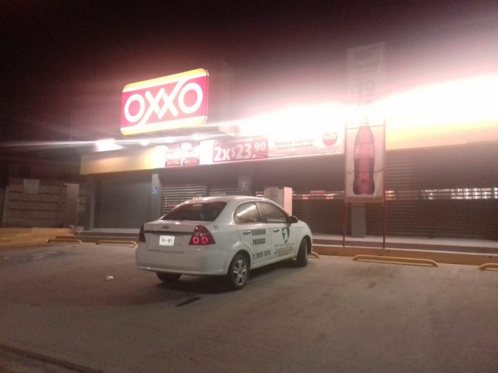 Delincuentes amagaron con supuestos explosivos a empleados del “Oxxo de la Muerte” en la Romero Vargas