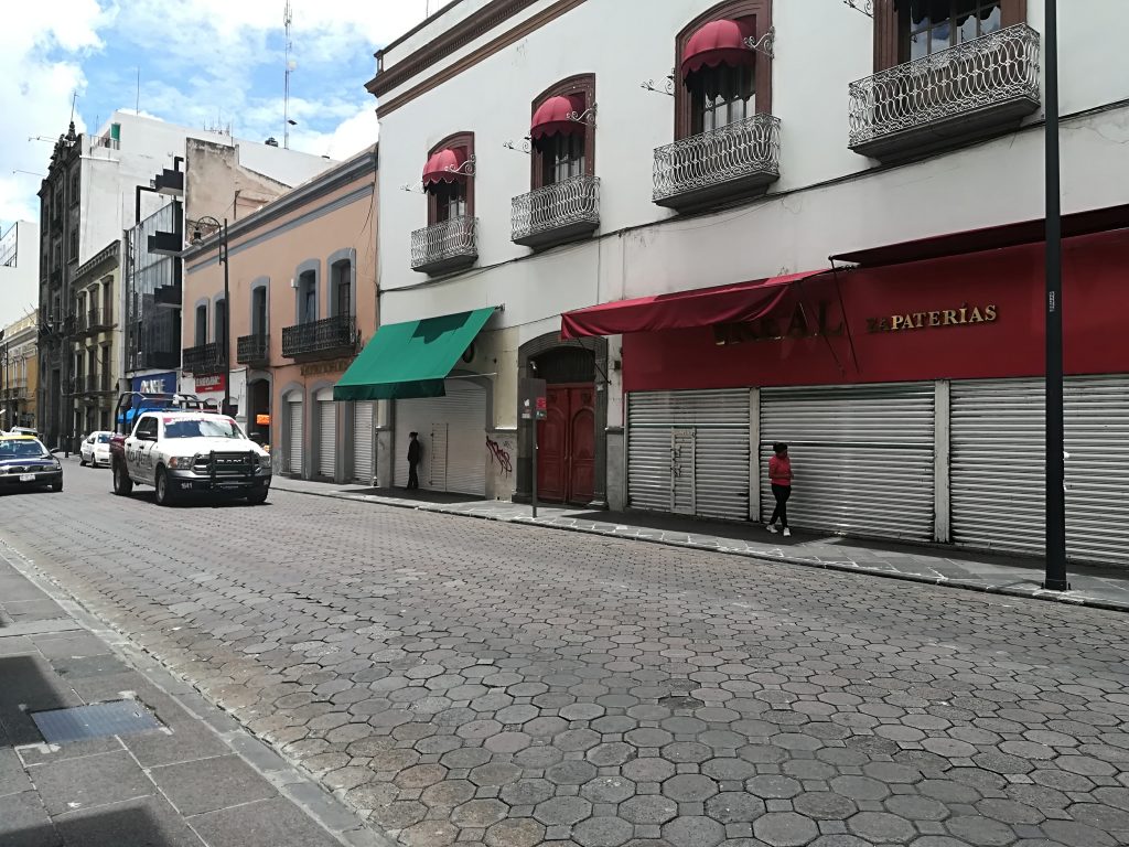 Empleados de negocios se ingenian para trabajar ante los operativos