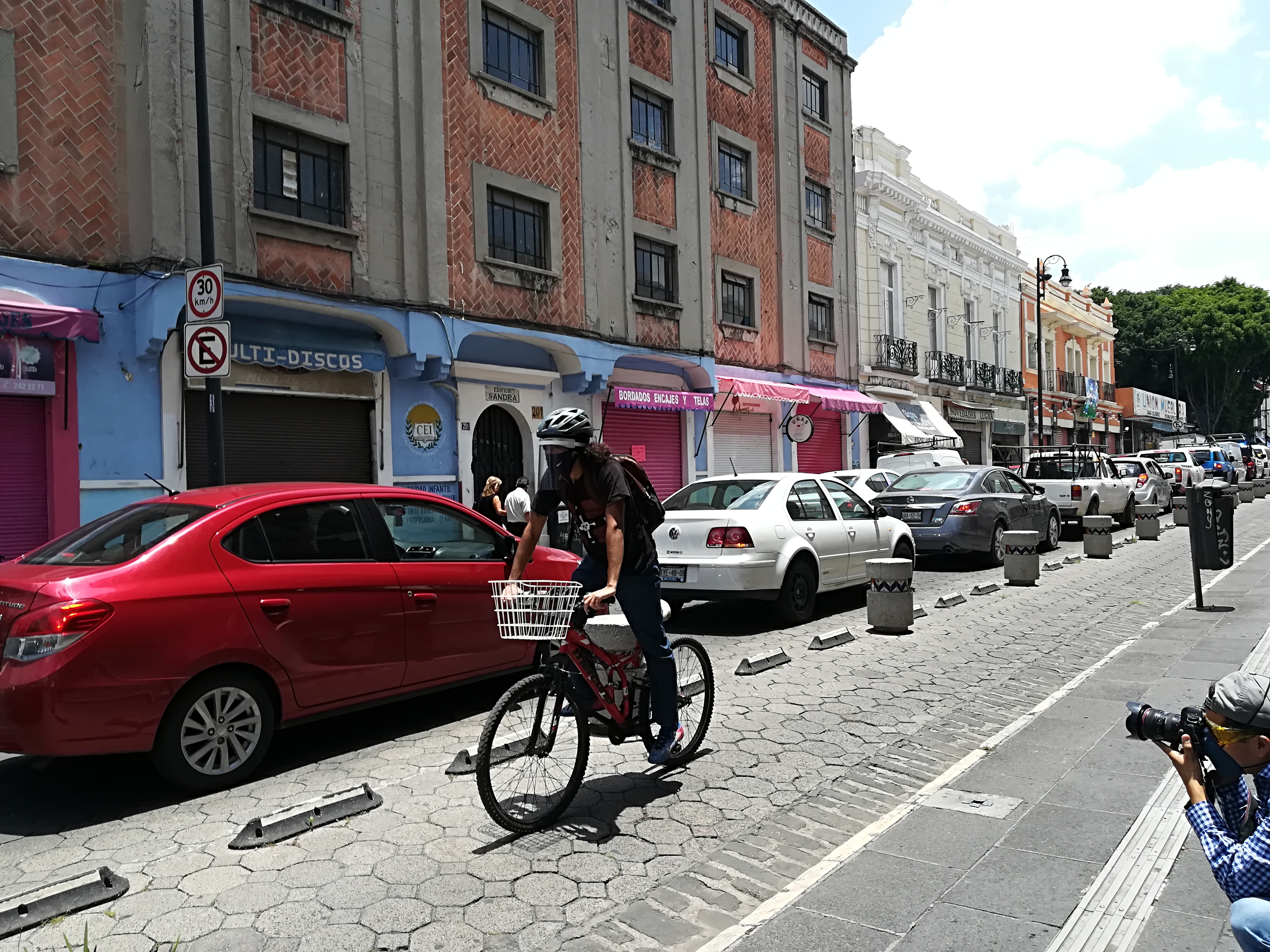 Video desde Puebla: Reapertura de algunas calles del Centro Histórico provoca un notorio incremento vehicular