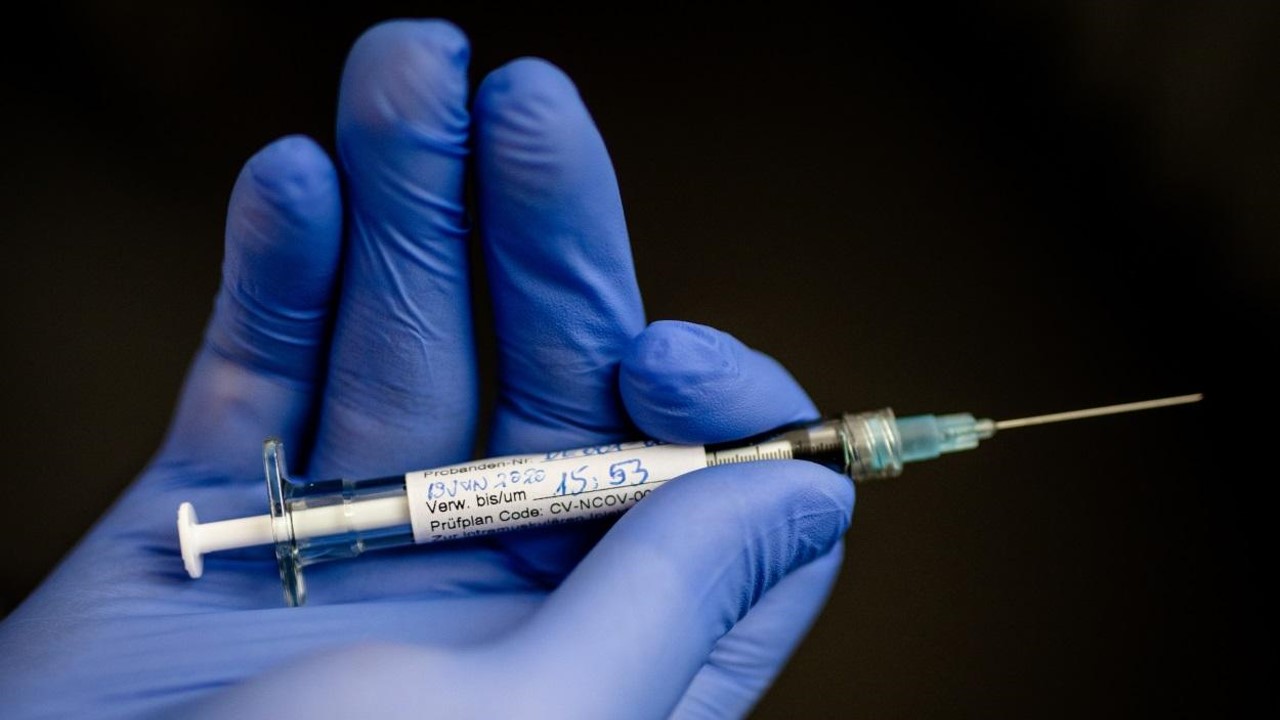 Las vacunas contra el COVID-19, a cargo de un equipo chino y un equipo británico, demuestran ser seguras y efectivas: The Lancet