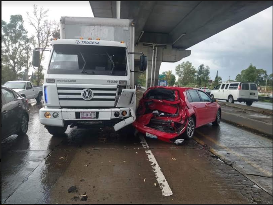 Carambola de tres vehículos deja cuantiosos daños materiales sobre la Puebla-Orizaba
