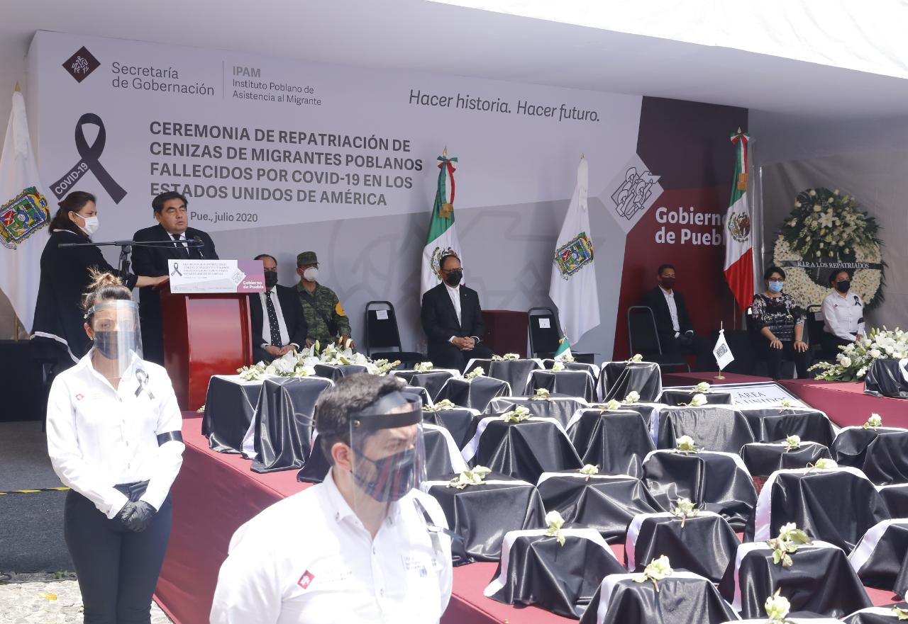“Todo México le debe tanto a los migrantes” ; Miguel Barbosa Huerta entrega a sus familiares las cenizas de 105 poblanos fallecidos en EE.UU por el Coronavirus