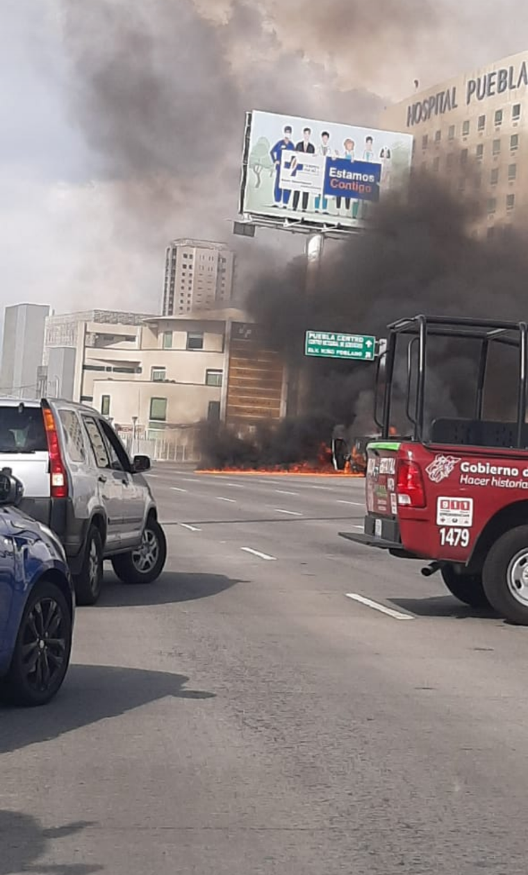 Se quemó una camioneta transportadora de valores frente al Hospital Puebla, sobre la Vía Atlixcáyotl
