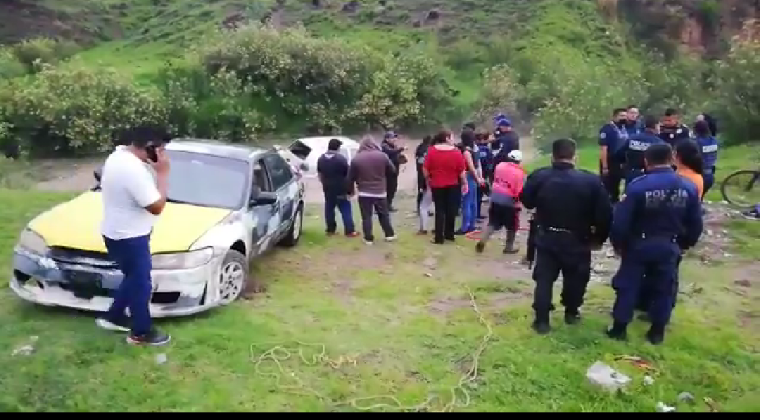 Auto es arrastrado por corriente de agua en Xonacatepec; personas suben al toldo para salvarse