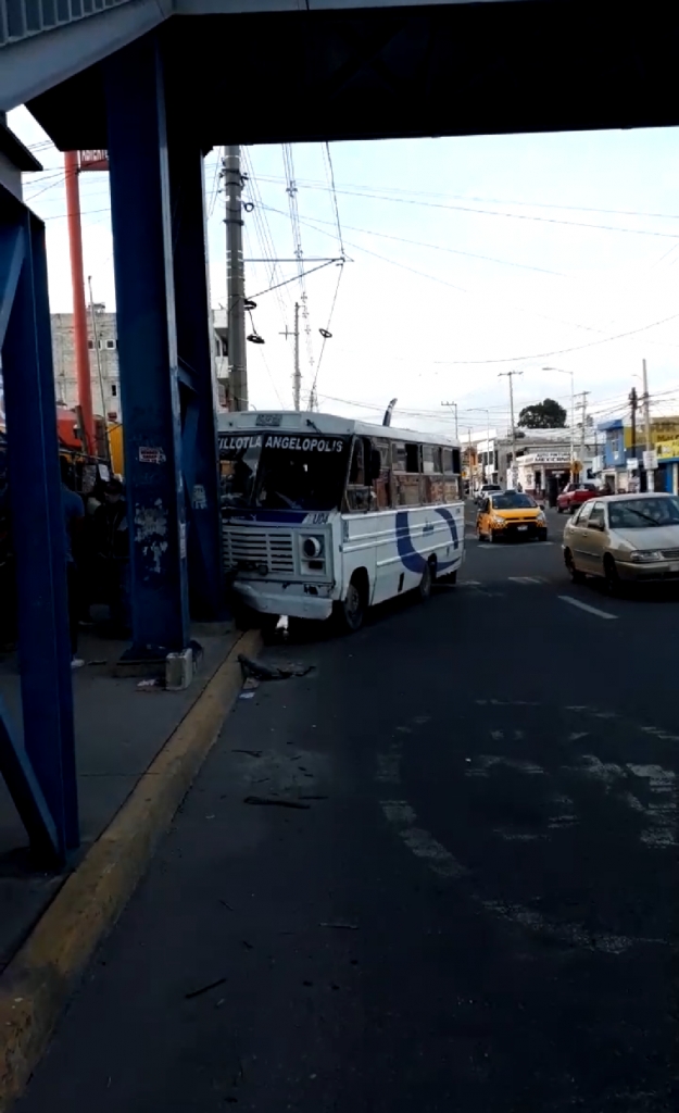 Ruta Angelópolis se estrella contra puente sobre la 16 de Septiembre