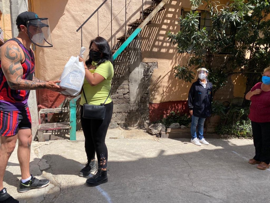 El equipo Cobras de “Guerreros 2020” y Fundación Televisa entregan 400 despensas a pepenadores de la Ciudad de México
