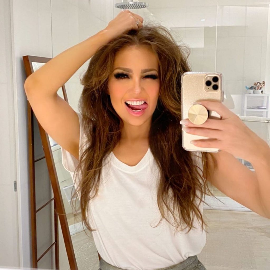 Thalía pierde el control y sufre accidente al grabar video de TikTok