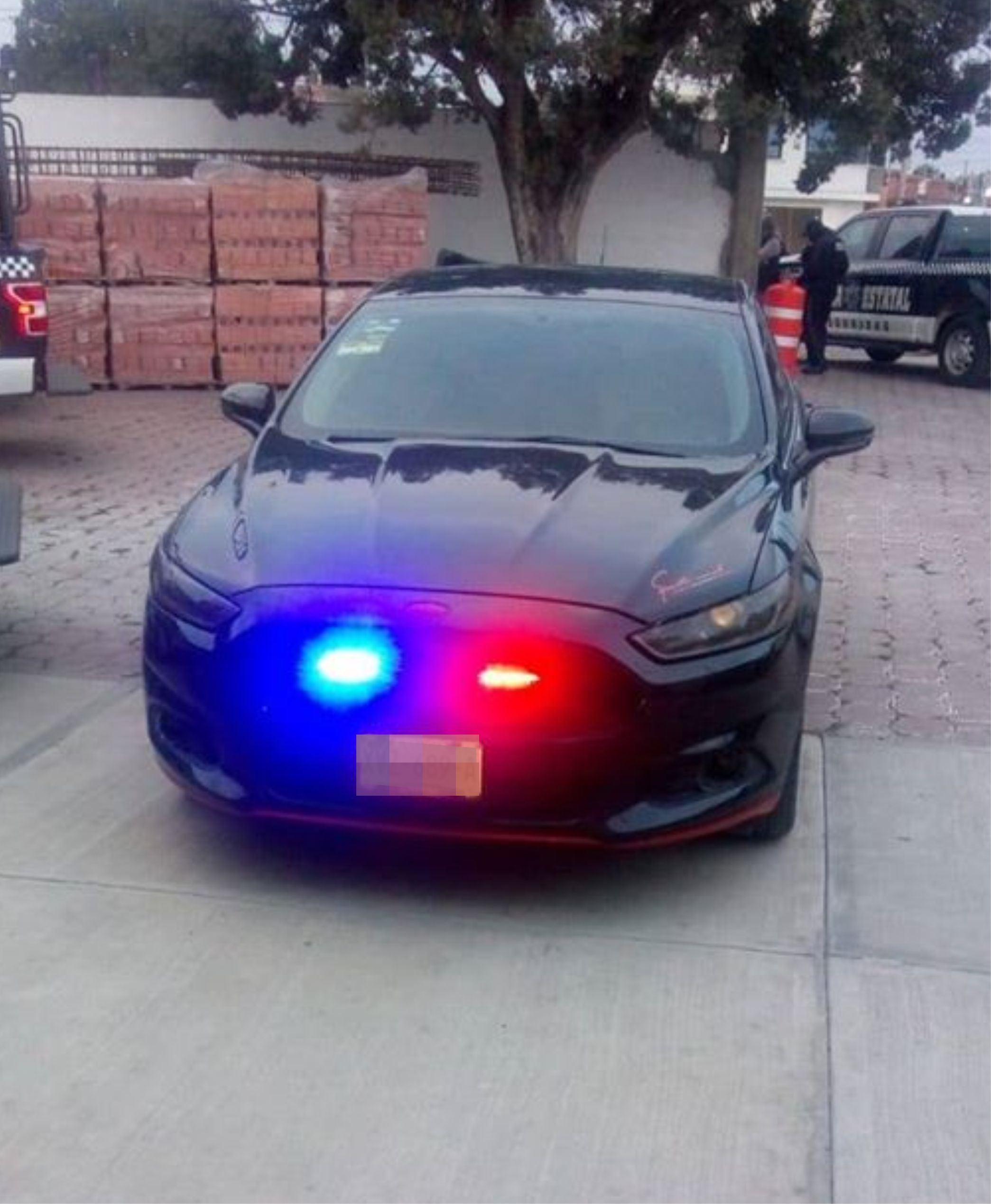 La SSC asegura a una persona y un vehículo con aditamentos exclusivos para uso policial