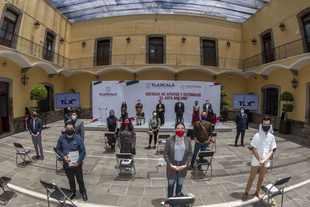 Marco Mena y Alejandra Frausto entregan estímulos económicos a gestores culturales y artistas tlaxcaltecas