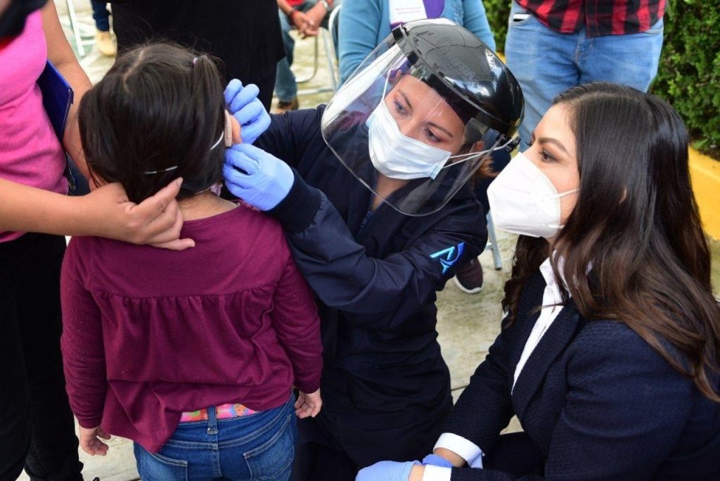 Gobierno de la Ciudad de Puebla entrega más aparatos auditivos; 337 beneficiados en total