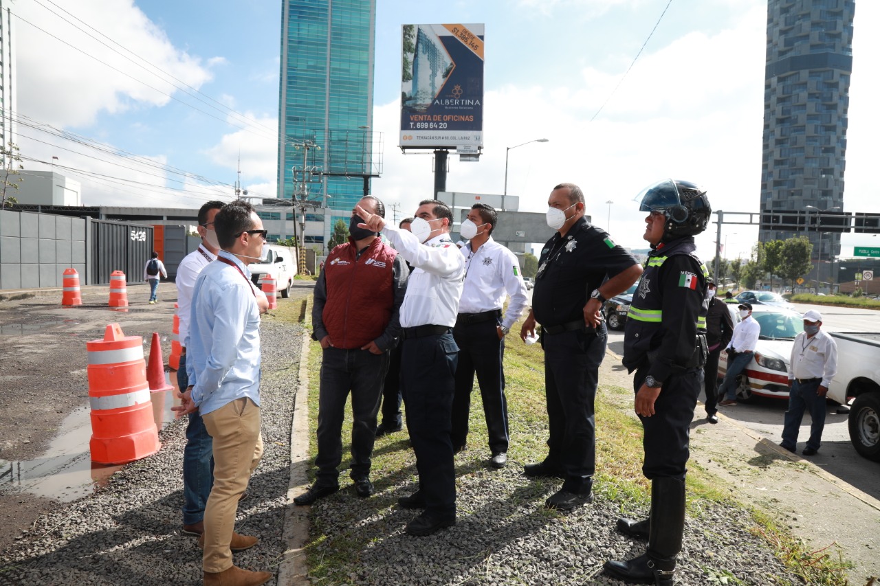 Estado y municipio de San Andrés Cholula realizan operativo conjunto para evitar instalación taxis pirata en Vía Atlixcáyotl