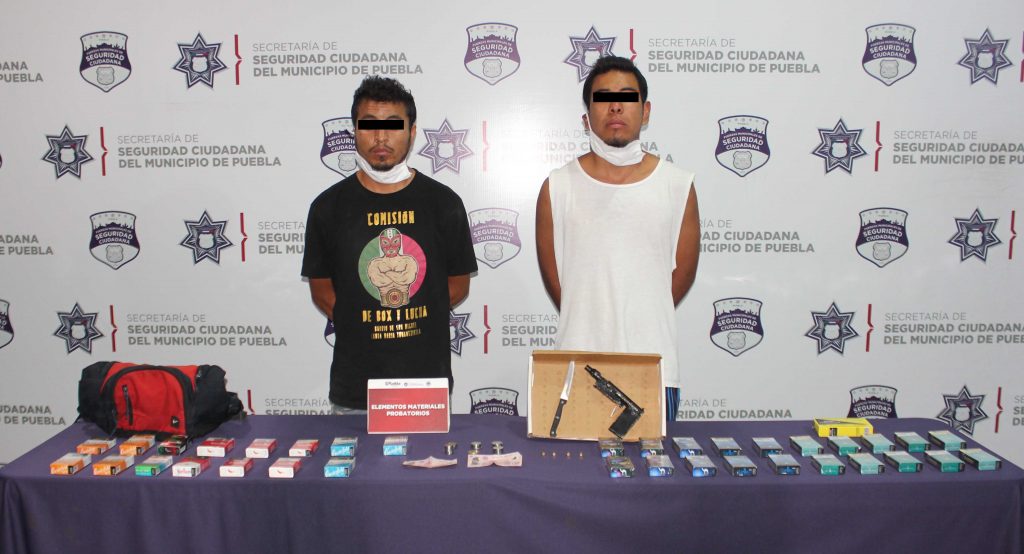 En acción inmediata, detuvo Policía Municipal de Puebla a dos probables asaltantes de tienda Oxxo.