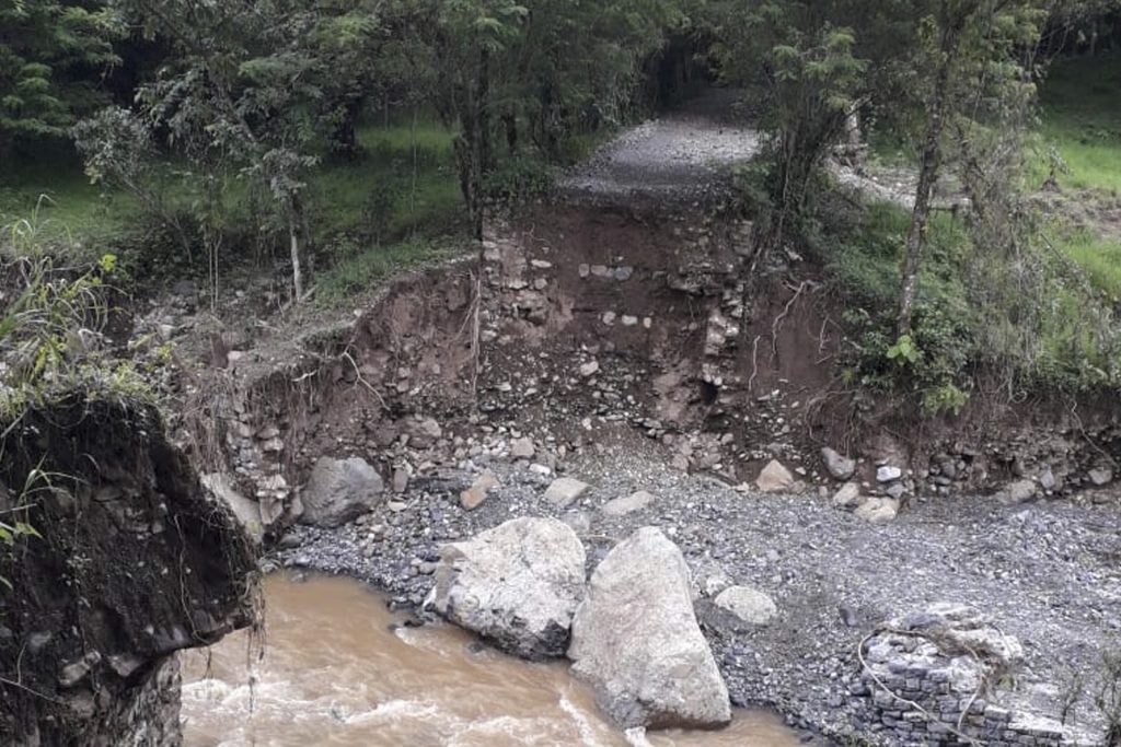Apoya SEDIF a familias damnificadas por lluvias en Tepatlán y Amixtlán.