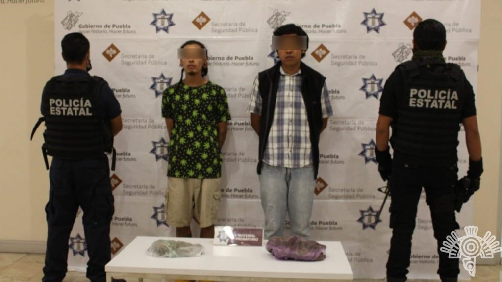 Agentes estatales detienen a 2 narcovendedores en el Centro Histórico de Puebla capital