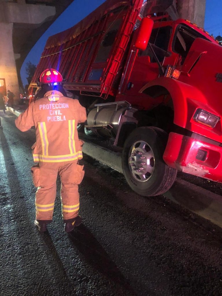 Torton choca contra pilar del segundo piso y provoca caos en la México-Puebla