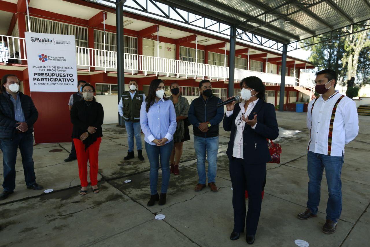 Ayuntamiento de Puebla entrega más donos escolares en San Pablo Xochimehuacán
