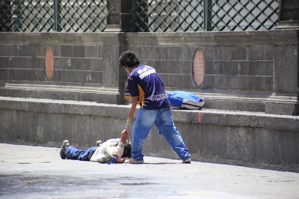 Sujetos se agarran a golpes afuera de la catedral de Puebla