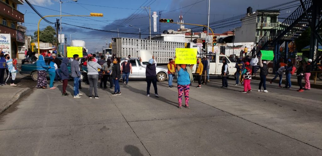 Video desde Puebla: Vecinos de Amozoc bloquean la federal a Tehuacán