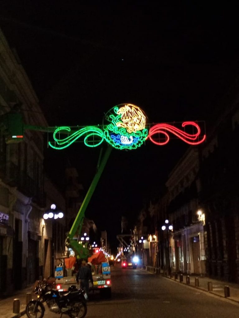 Gobierno de la Ciudad adorna calles con motivos patrios