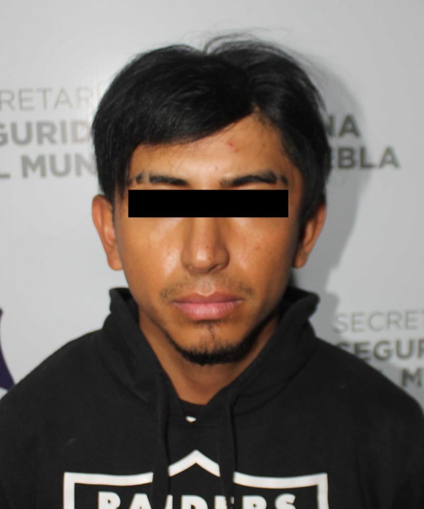 Policía municipal de Puebla detuvo a ratero de vehículos