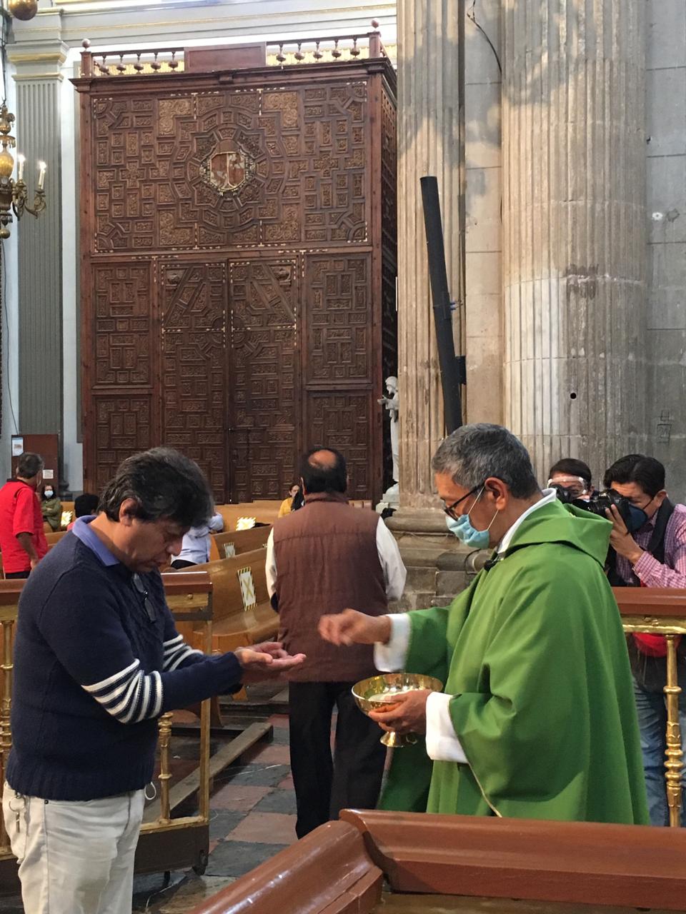 En las iglesias no entra más del 30 por ciento de personas, afirma el rector de la catedral de Puebla