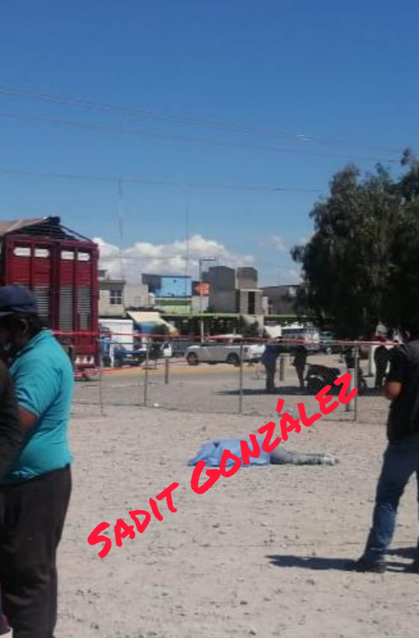 Linchan a supuesto robacarros en la Central de Abasto de Huixcolotla, frente a la comandancua de policía