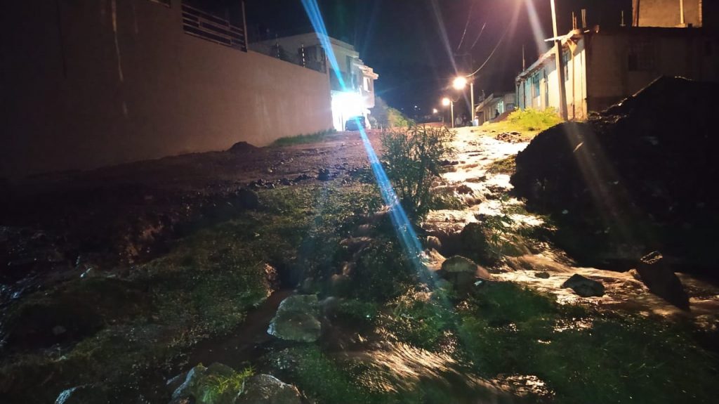 Vecinos de la colonia Nuevo México en Flor del Bosques amargan con cerrar el Periférico luego de los malas obras en citada colonia