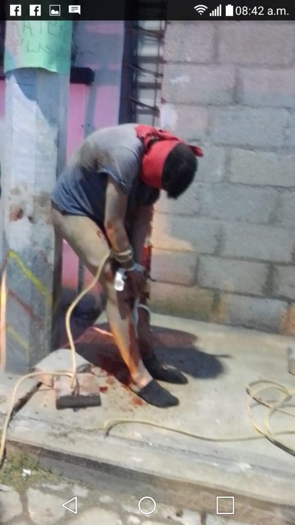 Vecinos de Amozoc golpean a ladrón y lo amarran a un poste