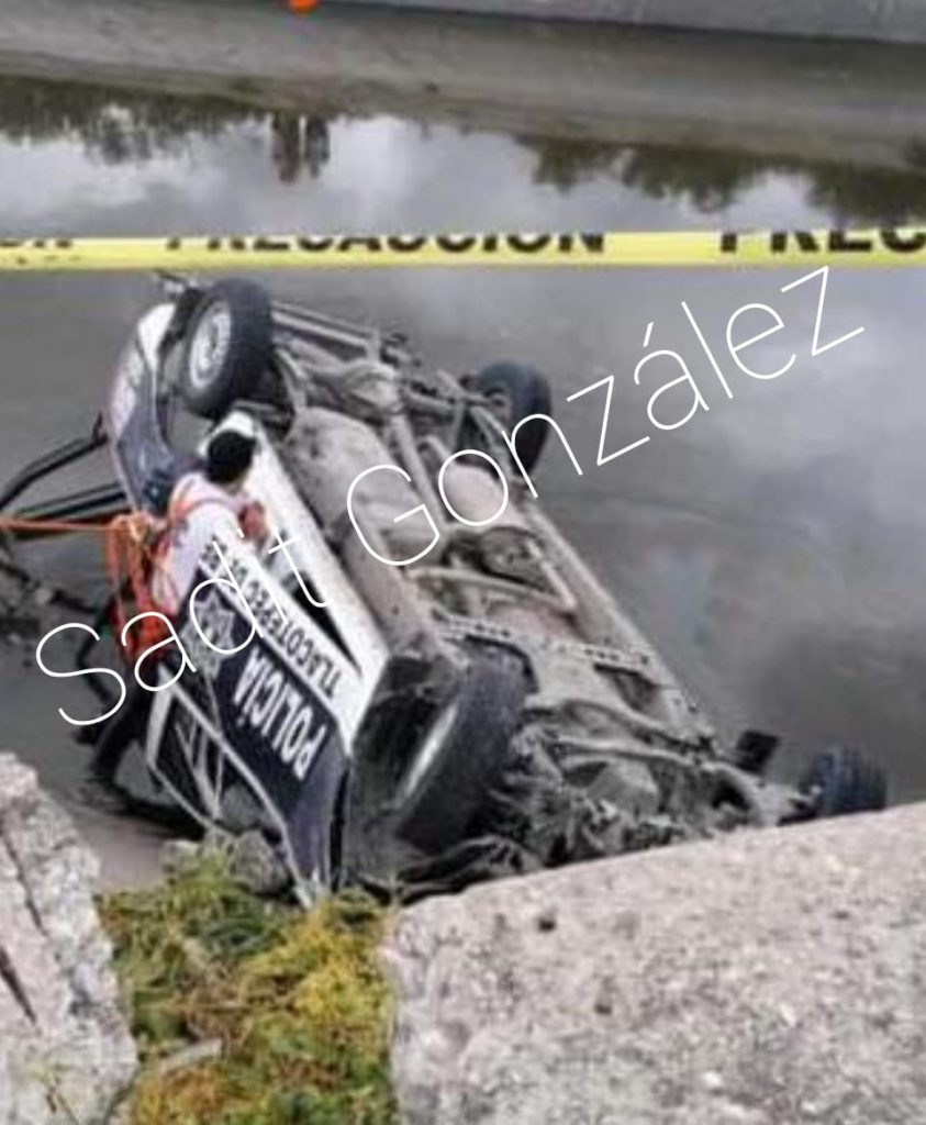 Por conducir a exceso de velocidad, patrulla de Tlacotepec termina en el dren de Valsequillo