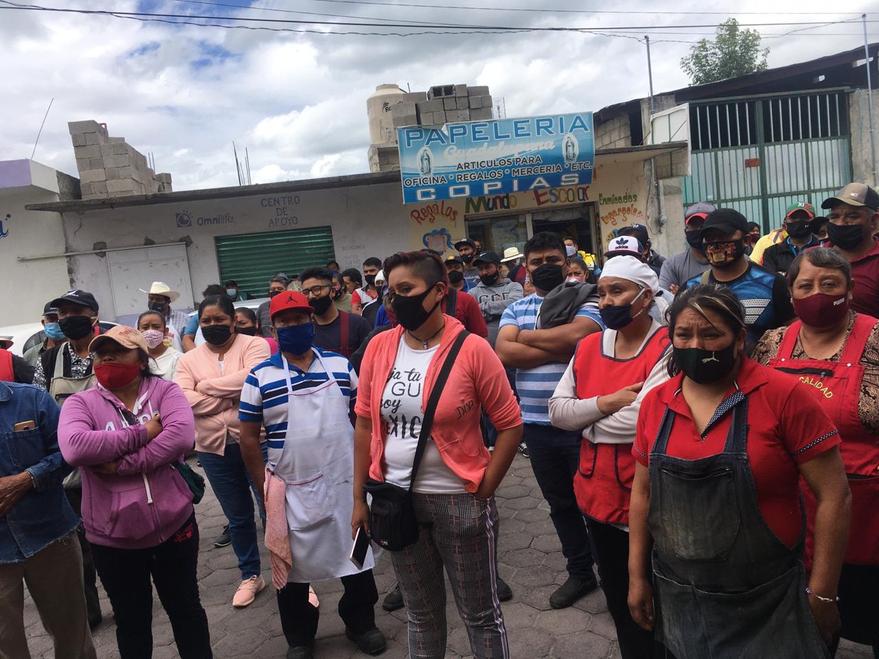 Tianguistas de Tepatlaxco de Hidalgo se Manifiestan frente a la presidencia