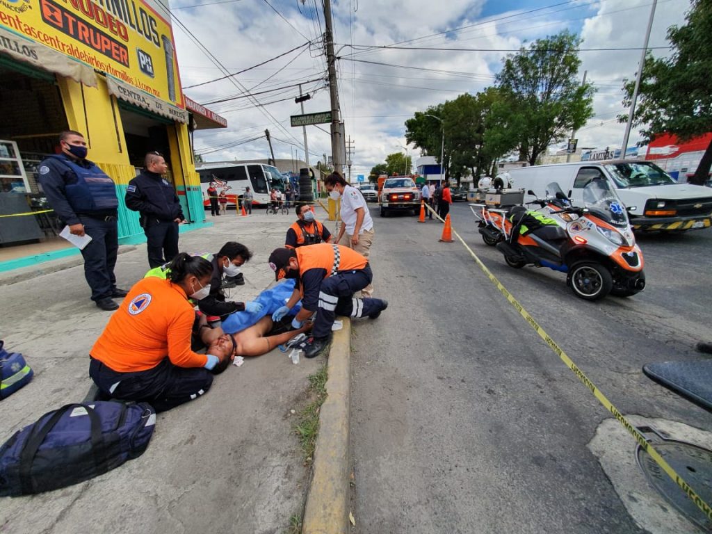Hombre se electrocuta al pisar cable en el bulevar Carmen Sedán