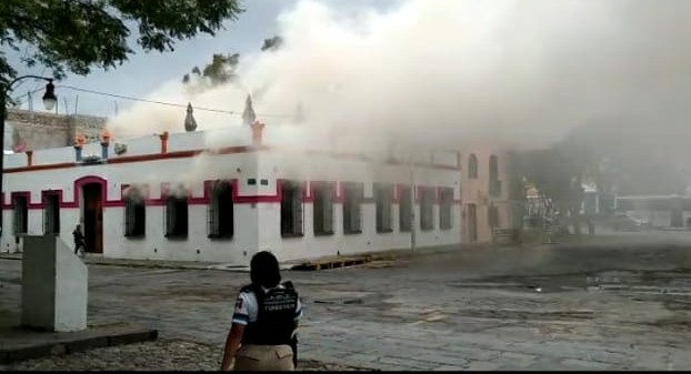 Video desde Puebla: Se incendia restaurante en la zona de Analco; es una parte comercial del Centro Histórico