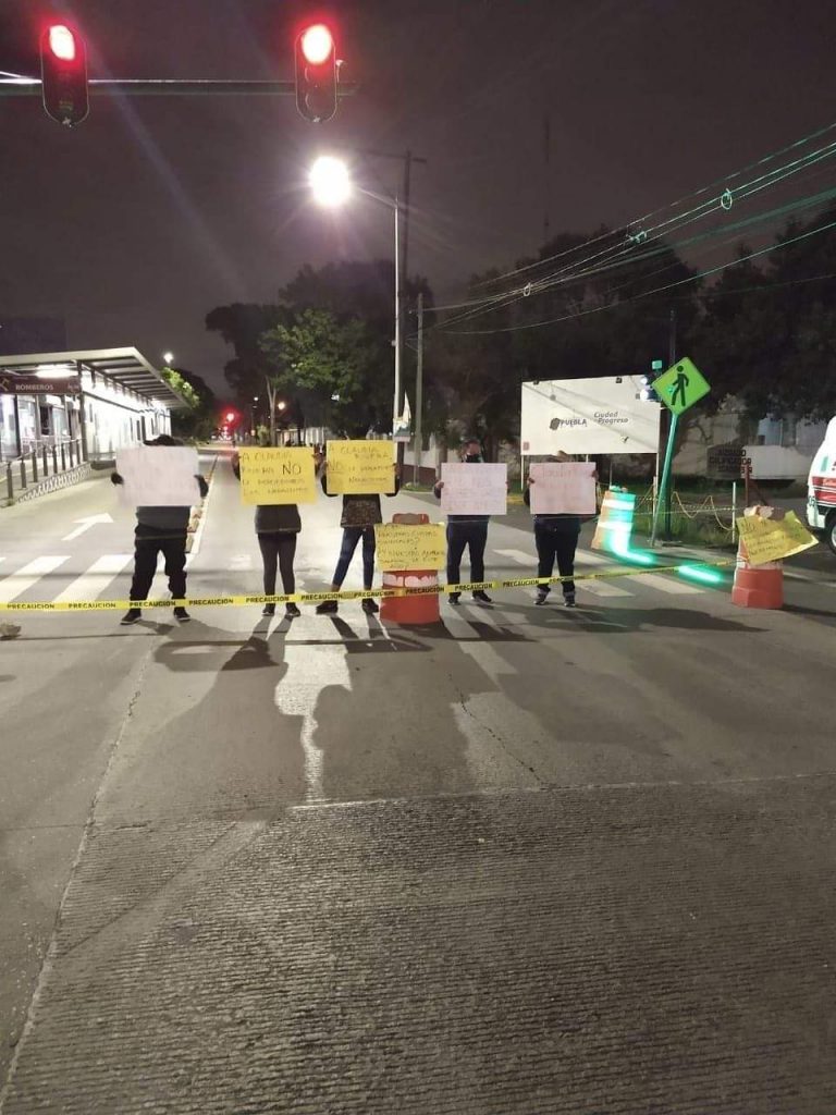 Trabajadores del Organismo Operador de Limpia bloquean bulevar Valsequillo