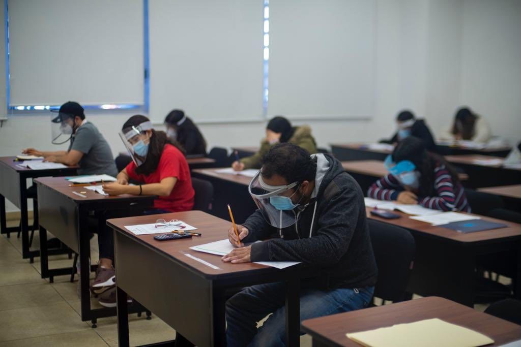 Con medidas sanitarias, egresados de Medicina BUAP aplican examen EGEL-CENEVAL: Rector Alfonso Esparza