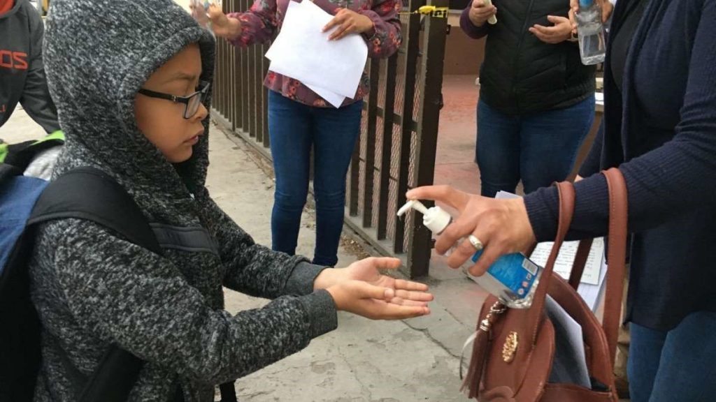 Niños tienen menos probabilidades de contagiarse de covid en escuela que en casa, señala estudio