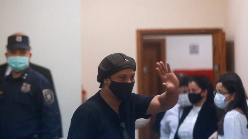 Ronaldinho sale rumbo a Brasil tras 5 meses de proceso en Paraguay
